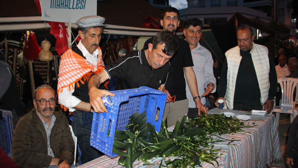 Kumluca’da Muhtardan 1 Ton Salatalıklı Nostaljik İkram