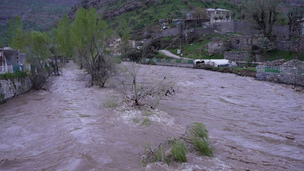 Şırnak Beytüşşebap’ta Habur Çayı Taştı: Köprüler Yıkıldı
